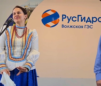 «Казаки в Берлине», муз. Дм. и Д. Покрассов, сл. Ц.Солодаря